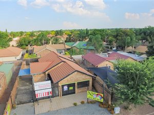 200 m² Office Space in Rooihuiskraal North