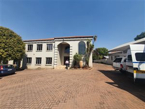 443 m² Office Space in Die Hoewes