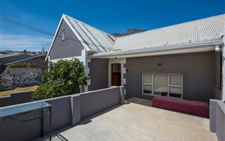 6 Bedroom House in Walmer Estate