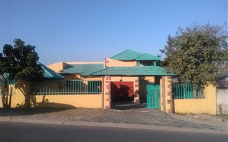 7 Bedroom House in Matsulu