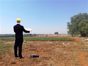 1.9 ha Land available in Staalrus
