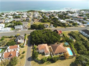 10 Bed House in Voelklip
