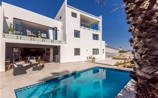 7 Bedroom House in Bloubergstrand