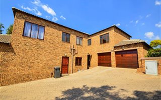 3 Bedroom Townhouse in Ruimsig