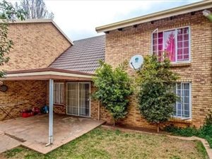 3 Bed Townhouse in Van Riebeeck Park