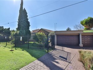 10 Bed House in Zwartkop