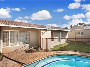 3 Bed Townhouse in Van Riebeeck Park