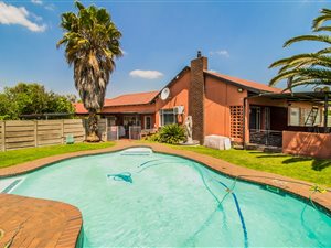4 Bed House in Elspark