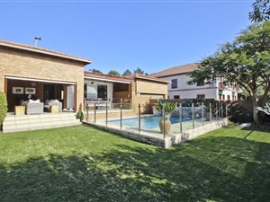 5 Bed House in Thornhill Estate