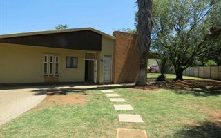 10 Bedroom House in Universitas
