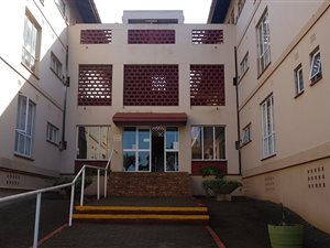 2 Bed Flat in Montclair