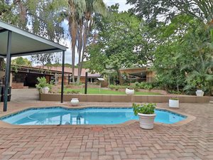 6 Bed House in White River Central