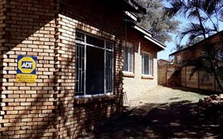 3 Bedroom House in Geelhoutpark