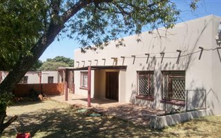 8.8 ha Farm in Rustenburg Central