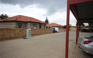 2 Bedroom Duplex in Heuwelsig Estate
