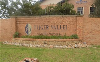 135 m² Office Space in Hazeldean (Silverlakes Surroundings)