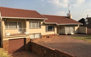 6 Bedroom House in Cyrildene