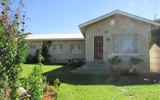 4 Bedroom House in Middelpos