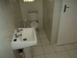 3 Bed Apartment in Roodekrans