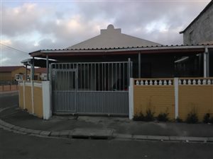 3 Bed House in Elsies River