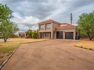 6 Bed House in Pebble Rock