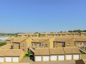 3 Bed Apartment in Die Hoewes