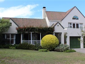 4 Bed House in Hermanus Heights