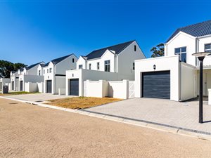 3 Bed Duplex in Nuutgevonden