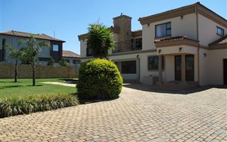 4 Bedroom House in Amberfield Manor