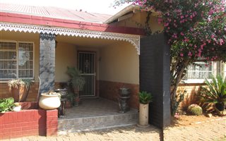 2 Bedroom House in Rensburg