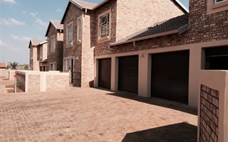 3 Bedroom Duplex in Heuwelsig Estate