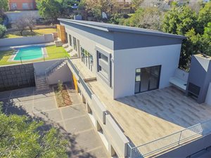 4 Bedroom House in Waterkloof Ridge