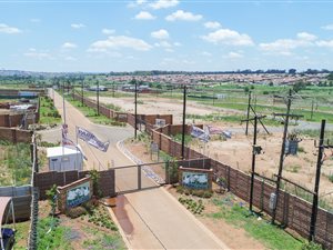 6000 m² Land available in Clayville