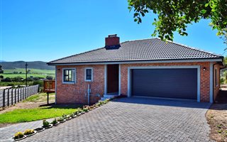 2 Bedroom House in Fraaiuitsig