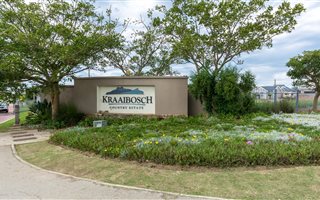 4 Bedroom House in Kraaibosch