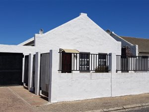 4 Bed House in Malibu Village