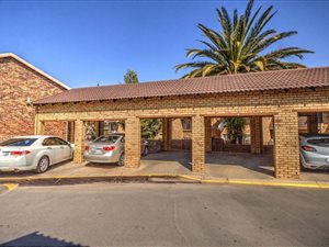 2 Bed Townhouse in Van Riebeeck Park