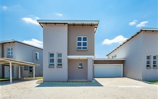 3 Bedroom Townhouse in Eagle Canyon Golf Estate