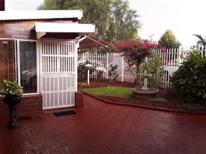 8 Bed House in Roshnee