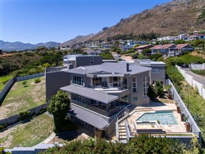 6 Bed House in Gordons Bay Central