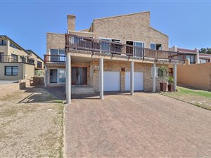 6 Bed House in Paradise Beach
