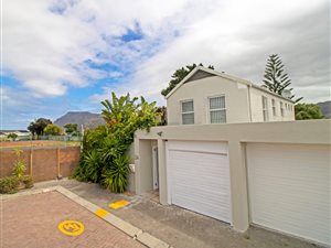 4 Bed Townhouse in Bergvliet