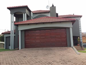 3 Bed House in Ruimsig Country Estate