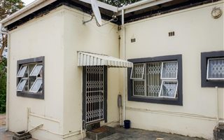 2 Bedroom Garden Cottage in Sea View