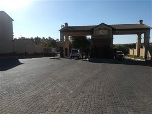 3 Bed Simplex in Bloubosrand