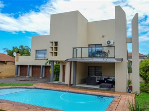 4 Bed House in Silver Lakes Golf Estate
