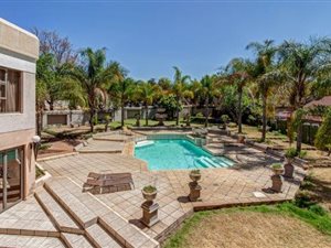 6 Bed House in Bryanston