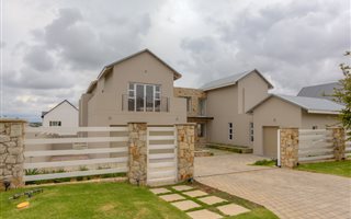 5 Bedroom Townhouse in Waterfall Country Estate
