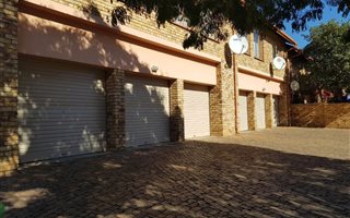 2 Bedroom Townhouse in Zwartkop