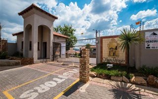 2 Bedroom Simplex in Winchester Hills